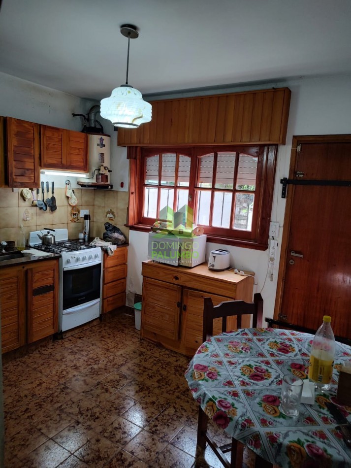 CASA 5 AMBIENTES , A 4 CUADRAS DEL MAR .