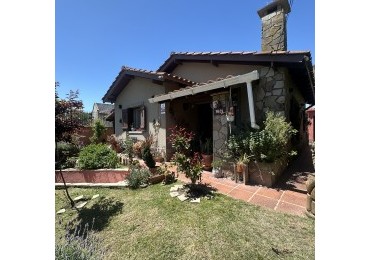 VENTA / PERMUTA CASA EN VILLA GESELL - 3 AMBIENTES- PARQUE Y  PILETA EXELENTE UBICACION